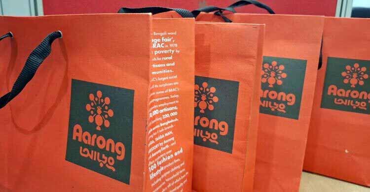 আড়ংয়ে ব্যাগের দাম নেওয়া বন্ধ করতে আইনি নোটিশ